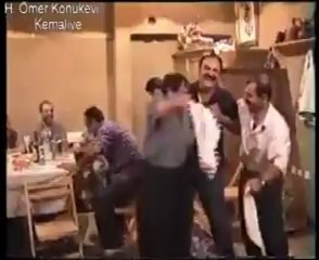 Halay çekerken kendinden geçen amca