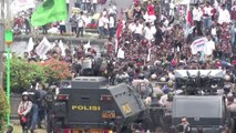 Confronto entre manifestantes e policiais na Indonésia