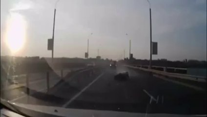 Difficile de croire à la pirouette incroyable de ce motard lors de son accident !