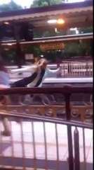 Ces deux femmes se battent sur un quai de gare, l'issue du combat est ridicule !