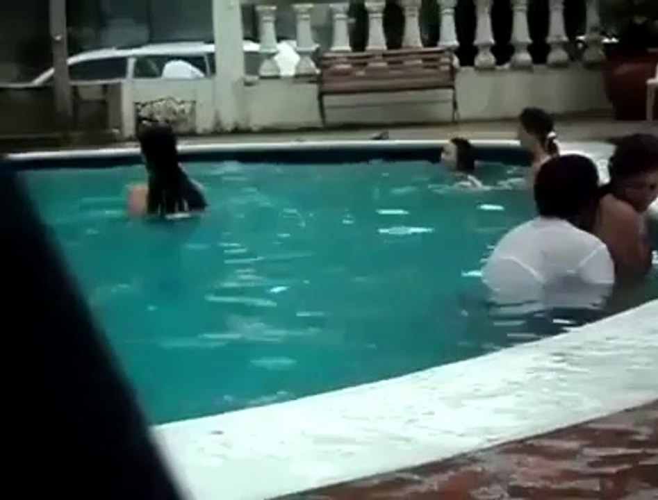 Tú y Yo, en la piscina. Piénsalo!
