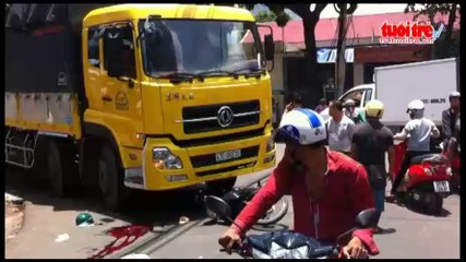 Bị xe tải cán trúng, tài xế xe ôm nguy kịch