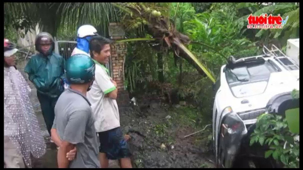 Xe tải lao xuống kênh, hai người may mắn thoát chết