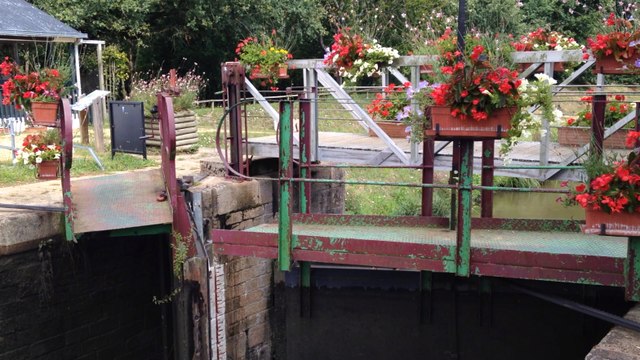 Passage d'une péniche à l'écluse de Quiheix, porte du canal de Nantes à Brest