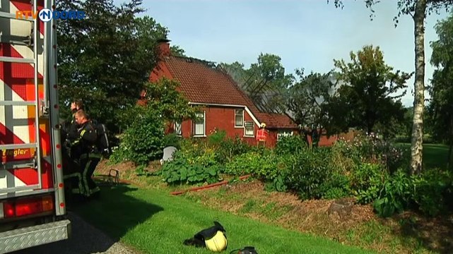 Brand legt groot deel woonboerderij Nuis in de as - RTV Noord