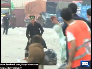 Dunya News - PTI worker start playing cricket outside Parliament house