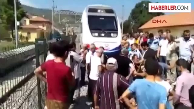 Hemzemin Geçit Kapatılınca Mahalleli Raylarda Eylem Yapıp Yht'yi Durdurdu