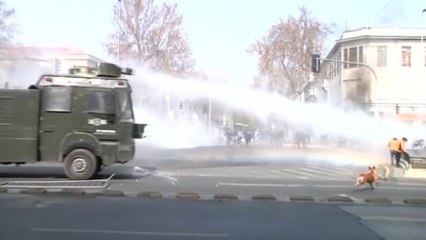 Clashes in Santiago as students demand education reform