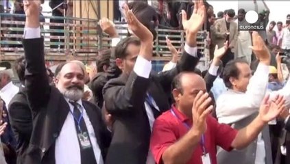Pakistan'da muhalifler geri adım atmıyor
