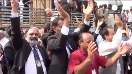 Imran Khan suspends talks with Pakistan government