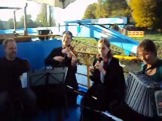 La Folkadie sur la péniche 'La Gavroche' près de l'abbaye-d'Aulne.