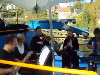 La Folkadie sur la péniche 'La Gavroche' près de l'abbaye-d'Aulne.