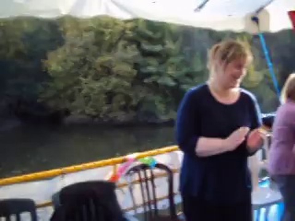 La Folkadie sur la péniche 'La Gavroche' près de l'abbaye-d'Aulne.