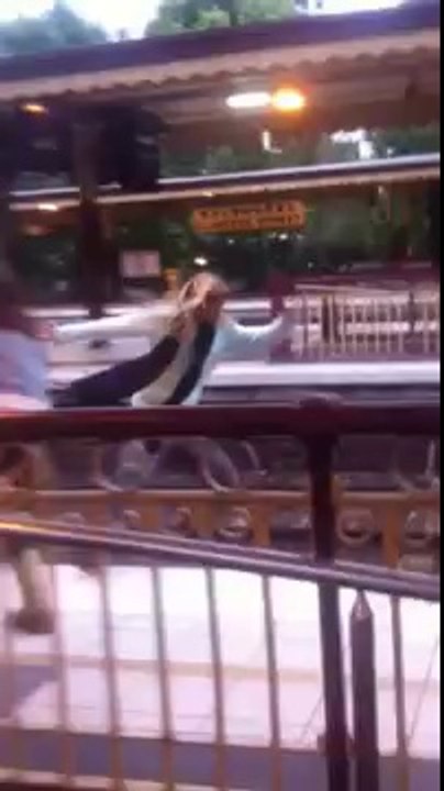 Bagarre de filles sur un quai de gare