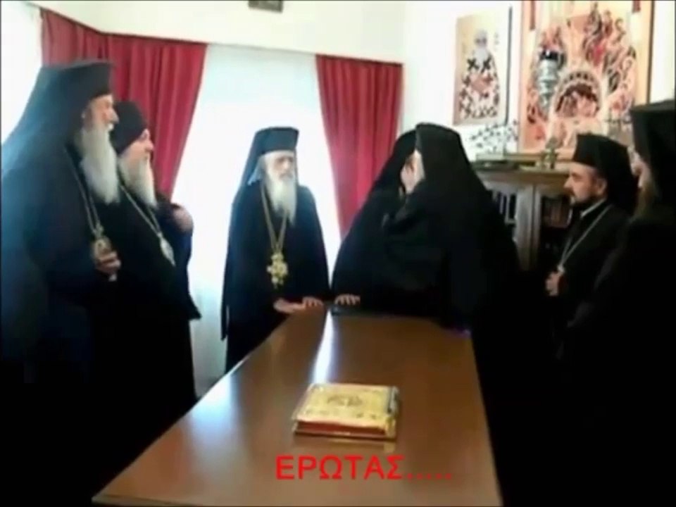 ΠΑΠΑΔΕΣ  ΧΟΡΕΥΟΥΝ ΣΚΥΛΑΔΙΚΑ & φιλιούνται στο στόμα...!!!