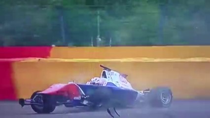 Piloto da GP3 tem acidente incrível em circuito da Bélgica