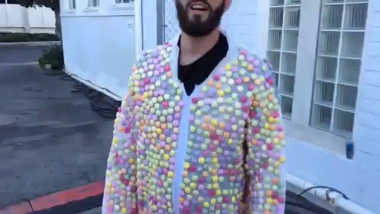Se jeter dans un bain de Coca avec un costume de mentos!