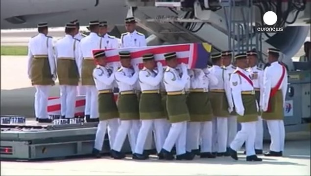 Rientrati in Malaysia alcuni dei corpi delle vittime dell'incidente al volo MH17