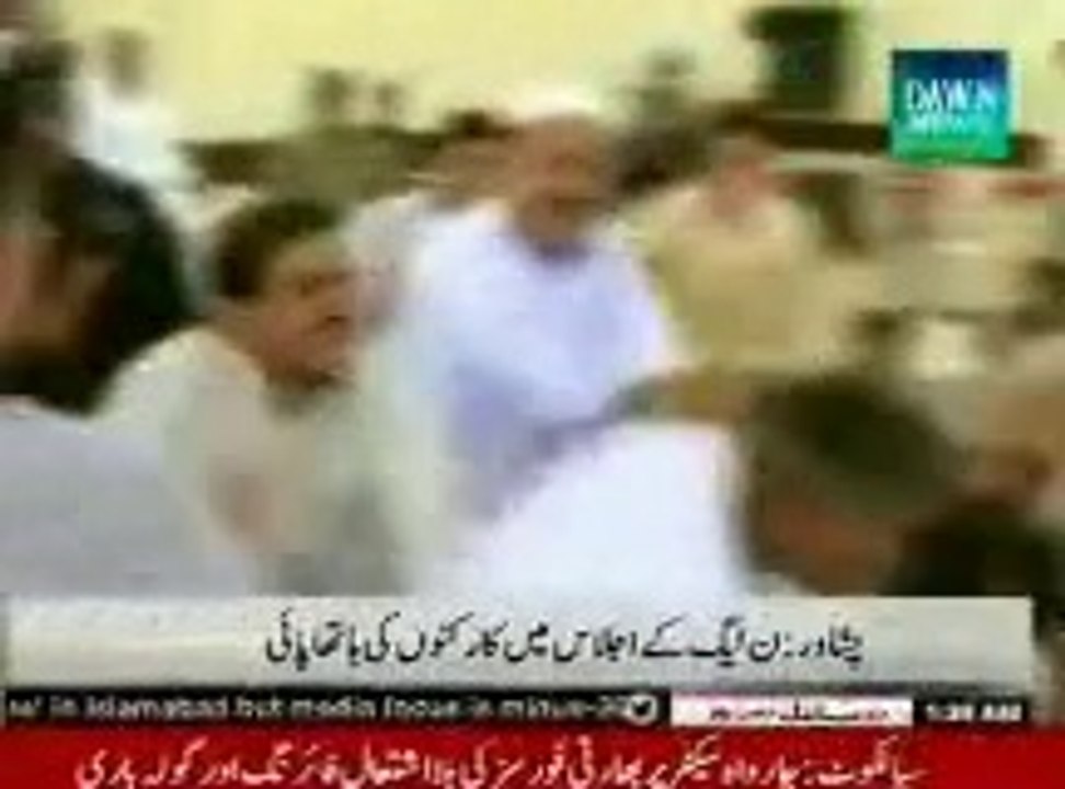 PML-N groups clash, broke his old party worker hand in Peshawar meeting