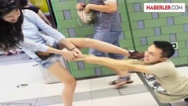 Dha Dış Haber 'Akıllı Telefon Bağımlısı Sevgilisini Yerlerde Sürüklediği Halde Telefonundan...