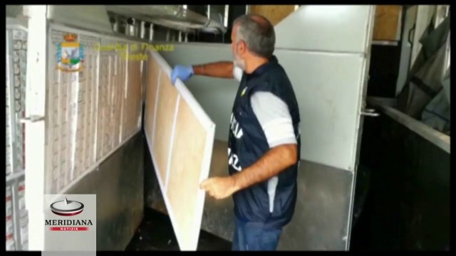 Contrabbando, a Trieste scovate 40 mila sigarette dentro un autocarro che trasportava cavalli