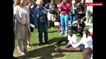 Léchiagat (29). Valérie Trierweiler rend visite au village "copain du monde"