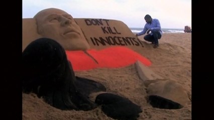 Indian artist sculpts sand art decrying killing of US journalist