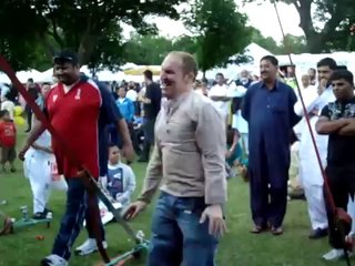 Télécharger la video: Crazy guy dancing on Bhangra at Bradford Mela Fest