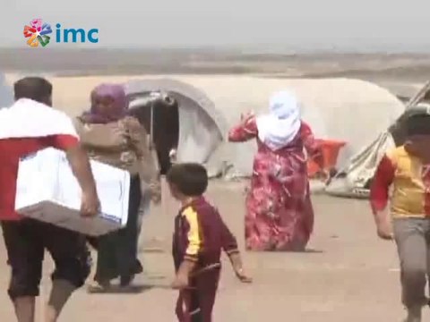 Rojava'da kurulan Newroz kampında Ezidi gençler yalın ayak top oynuyor