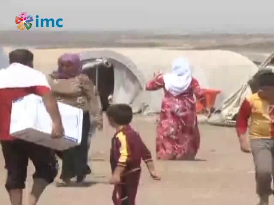 Rojava'da kurulan Newroz kampında Ezidi gençler yalın ayak top oynuyor