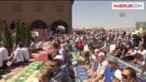 Erdoğan ve Davutoğlu, Cuma namazını Hacı Bayram Veli Camisinde kıldı