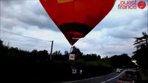 Une montgolfière près de la route à Parcé-sur-Sarthe