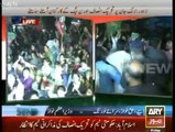 PTI & PMLN Supporters Face to Face in Defence Lahore - PMLN rally has only men but women & children also participating in PTI Dharna