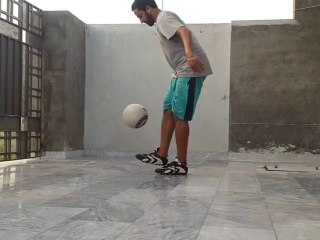 beginners juggling soccer