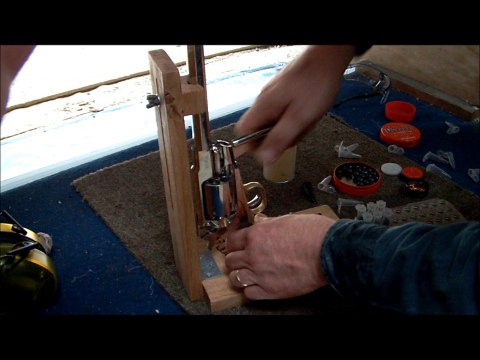 chevalet rechargement pour revolver poudre noir pietta 1858. easel reloading black powder revolver Pietta 1858.