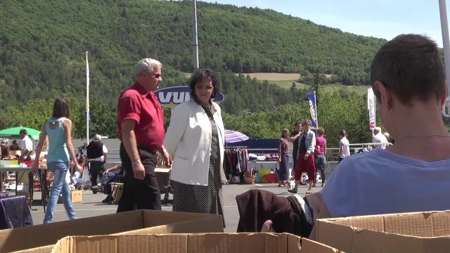 Hautes-Alpes: Du monde et du soleil pour le vide-grenier à l'Hyper U de Gap