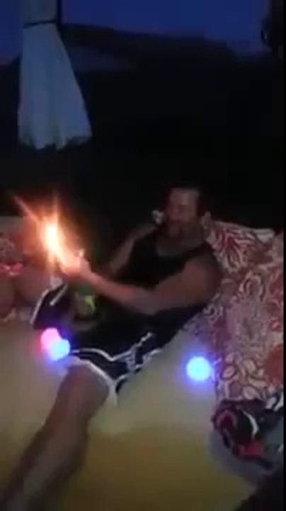 Un abruti allume un énorme pétard pour faire rire ses potes... Il mérite ce qui va lui arriver !