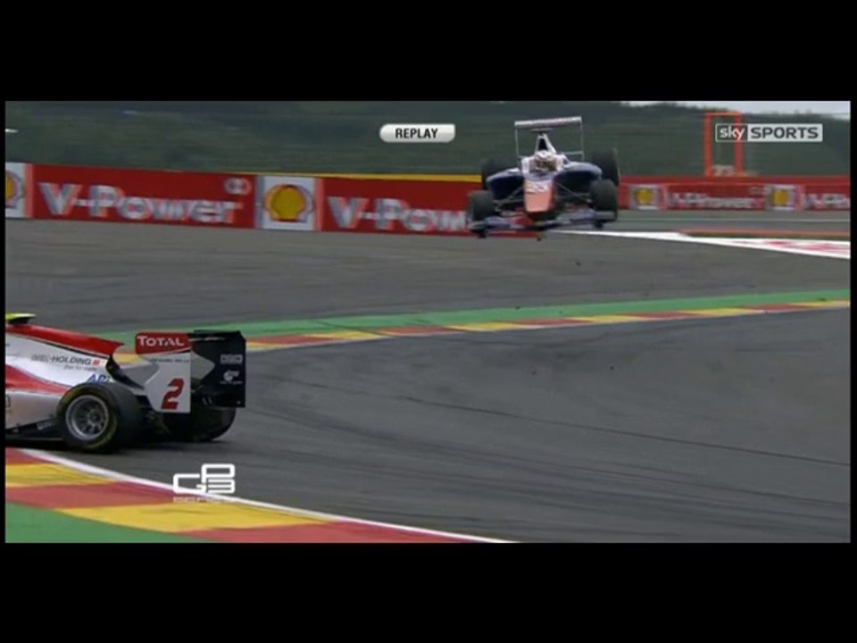 Estreante na #GP3 bate em zebra e vê carro decolar, capotar e pegar fogo.