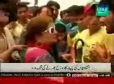 PTI workers discipline & misbehave lady in Azadi march, looting food