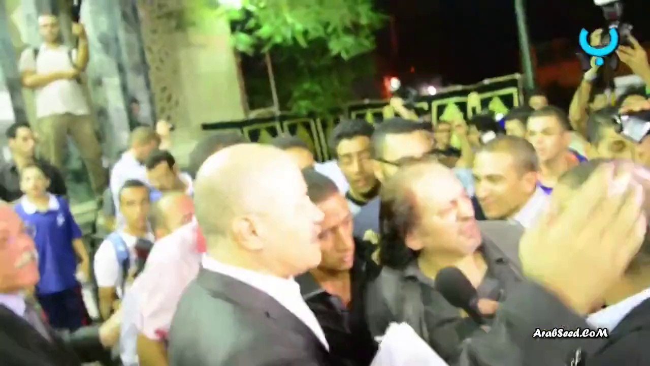 لحظة طرد النجم محمد رمضان من عزاء سعيد صالح