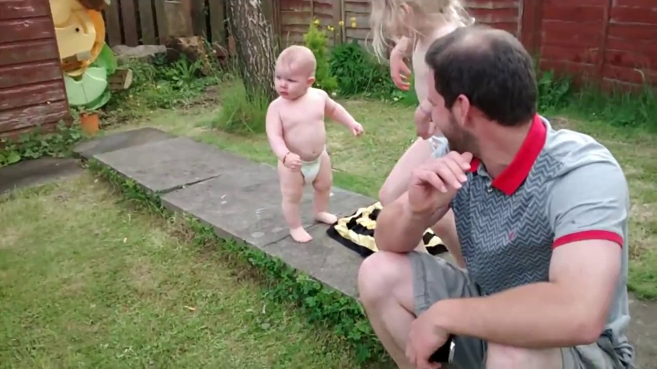 Sevimli bebeğin fıskiye ile imtihanı