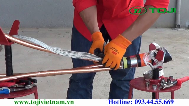 1.Video huong dan lam dau cap co nguoi lanh 3M -Buoc 1-Gan Tiep Dia cho cap [TOJI.VN] Phan phoi dau cap 3M-T-plug Elbow 3M-Hop Noi 3M-Bang Keo 3M-Son xit cach dien 3M-May do loi cap ngam 3M