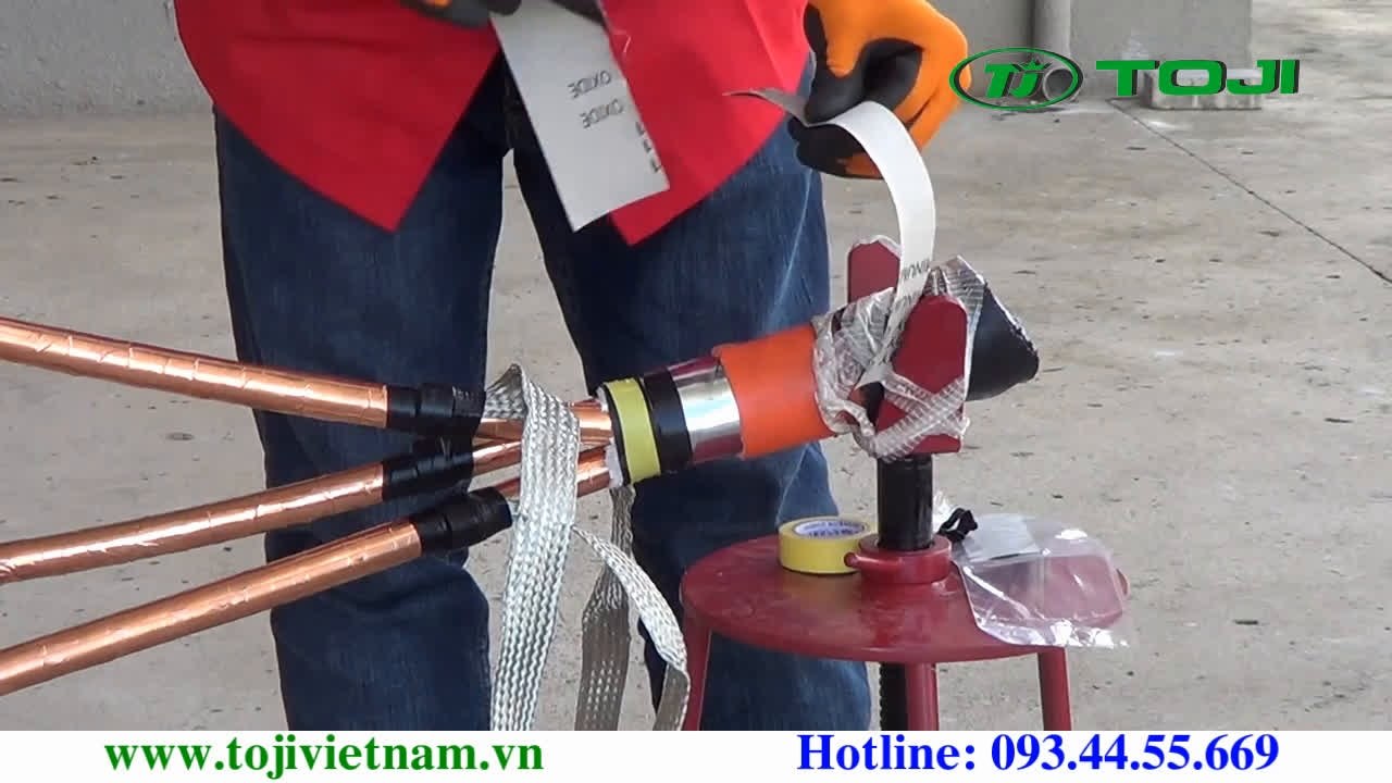 3.Video huong dan lam dau cap co rut nguoi 3M -Buoc 3-Lam sach cap [TOJI.VN] Phan phoi dau cap 3M-T-plug Elbow 3M-Hop Noi 3M-Bang Keo 3M-Son xit cach dien 3M-May do loi cap ngam