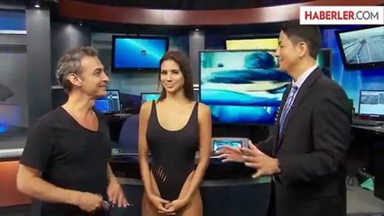 Canlı Yayında Mankenin Üzerindeki Mayoya Makasla Şekil Verdi