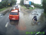 Cyclist fail : amazing Faceplant, head first in the river!