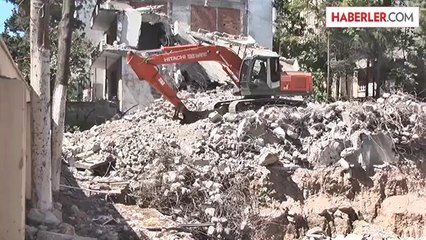 Yıkım sırasında çocuk odasının duvarı delindi