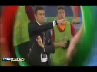 لاعب يٌقبل زوجته بعد إحرازهدف