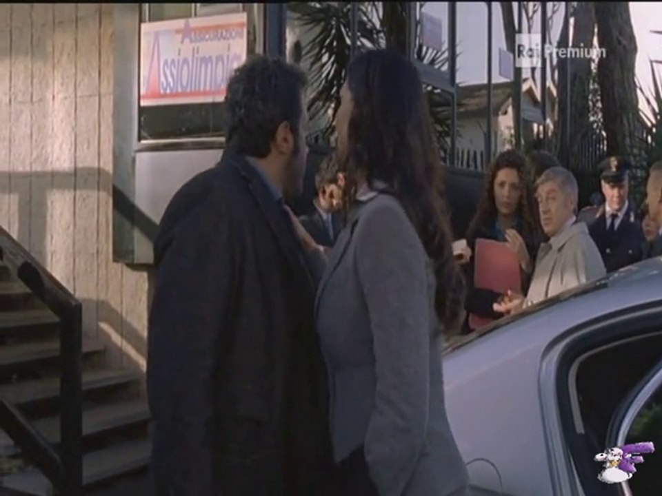 Luisa Corna dà un bacio sulla guancia a Flavio Insinna in Ho sposato uno sbirro