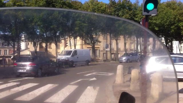 Passage en moto devant le château de Versailles