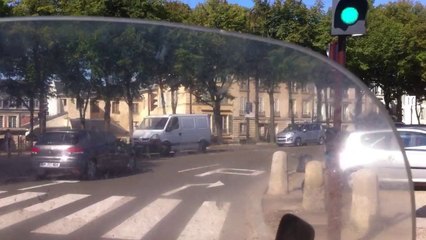 Passage en moto devant le château de Versailles